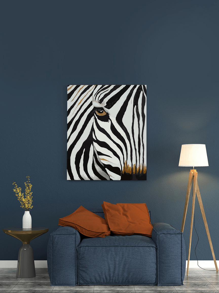 o cameră de zi cu o pictură cu zebra pe perete